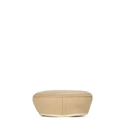 Beige hatt med asymmetrisk kant