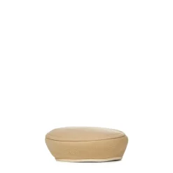 Beige hatt med asymmetrisk kant